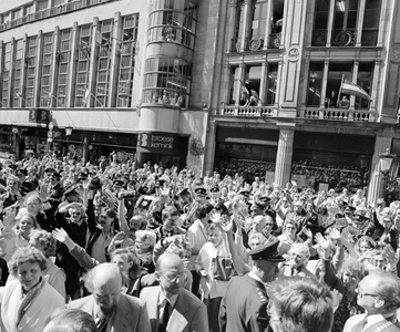 102768 Afbeelding van het publiek bij de ontvangst van de veteranen van het Reconnaissance Regiment van de 49th West ...